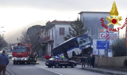 Bus contro auto vola su un muro: tragedia sfiorata
