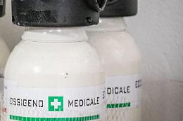 Covid a Napoli, mancano le bombole d'ossigeno: allarme farmacie