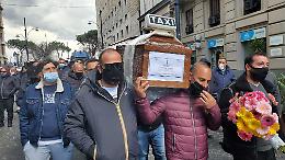 Napoli, tassisti bruciano “licenze" davanti alla Regione