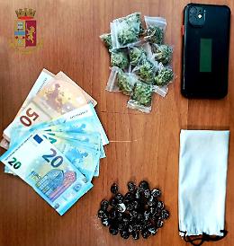 Droga a Scampia, pusher in manette