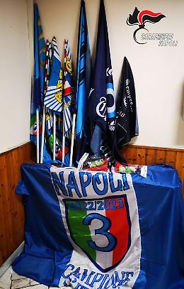 Sequestrate bandiere con terzo scudetto del Napoli