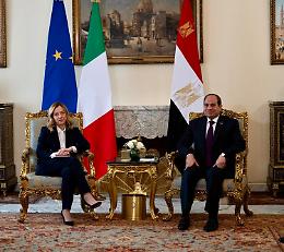 Meloni al Cairo, bilaterale con Al Sisi poi summit Ue-Egitto: «Gaza in cima a preoccupazioni»