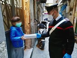 Scuola a distanza, i carabinieri consegnano tablet agli alunni della Sanità