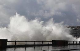 Allerta meteo: raffiche di vento, fulmini e grandine. Weekend ancora con il gelo 
