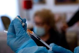 Covid, record vaccinazioni: 347.279 dosi in un giorno