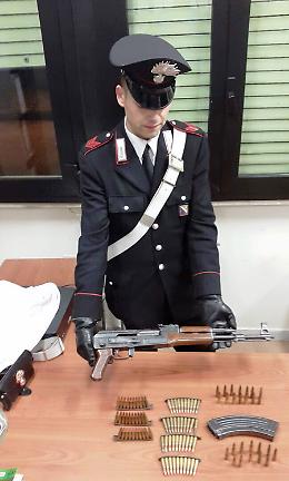 Kalashnikov e cartucce in un sottoscala