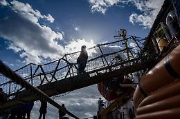 Sea Watch, ok a sbarco di 7 bimbi con genitori