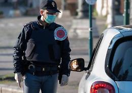 Senza mascherina e in gruppo, uno aggredisce poliziotto: arrestato
