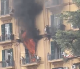 Incendio in un appartamento: nessun ferito.  Paura in strada: traffico in tilt a Chiaia