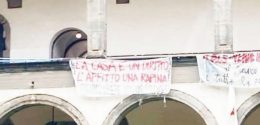 Napoli, striscione contro il caro-fitti: la protesta infiamma l’Ateneo