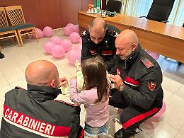 Festa e peluche dai carabinieri per la bimba salvata a Marigliano