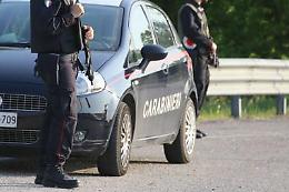 Sorprende i ladri in casa, spara e ne ferisce uno