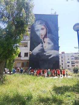 Street art con murales nel quartiere de “L'amica geniale"