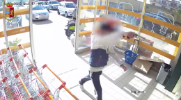 Rapina al supermercato, due arresti