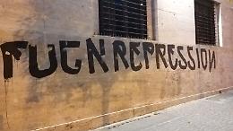 Imbrattate le mura della Questura: 3 giovani sorpresi con vernice