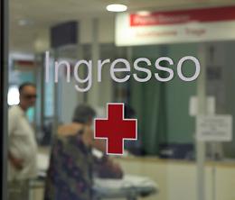 Bimbo di due anni al Pronto Soccorso con ferite alla testa e lividi: arrestato pap&agrave; per maltrattamenti