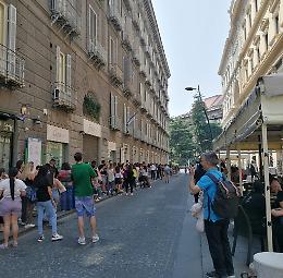 Napoli, tutte pazze per Shein: centinaia in fila