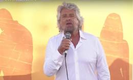 Manifestazione M5S, Grillo show: «Mettete il passamontagna e reagite»