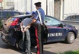 Litiga col commerciante e lo colpisce con una mazza da baseball: arrestato