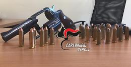 Proiettili e pistola in camera da letto, arrestato 28enne