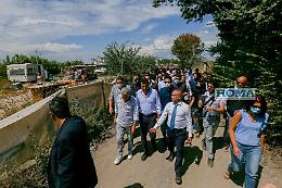 Salvini in visita al campo rom: «Problemi da troppi anni»