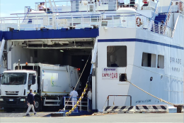 Camion di rifiuti sulla nave passeggeri della Caremar: scoppia la protesta