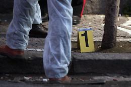Ex direttore di banca ucciso mentre preleva dal bancomat: «È morto sotto gli occhi della moglie»