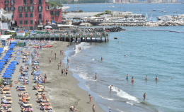 Caldo e afa, assalto ai lidi supersorvegliati di Posillipo