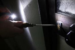 Lui è in vacanza, i ladri gli svaligiano la casa: presi a Casavatore