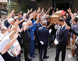 Il saluto fascista per l'addio ad Antonio Rastrelli