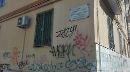 Arenella, rifiuti e scritte sulla scalinata dedicata a Giancarlo Siani