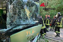 Bus di studenti contro albero: in 15 all'ospedale