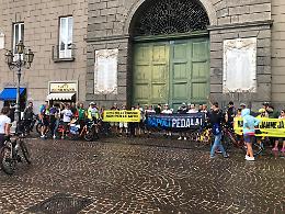 Mobilità sostenibile a Napoli, flash mob davanti al Comune