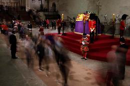 Elisabetta, uomo si avvicina al feretro: arrestato