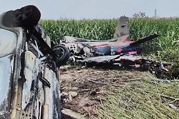 Frecce Tricolori, aereo precipita e si schianta su auto: morta una bambina 