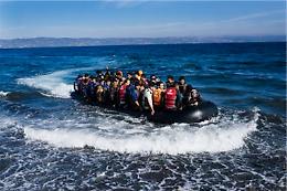 Immigrati, altra tragedia: annegati 3 bimbi e una donna