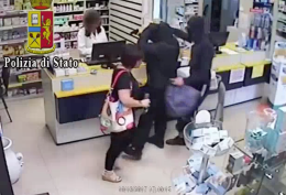 Via Piave, colpo in farmacia: arrestata coppia di rapinatori (VIDEO)