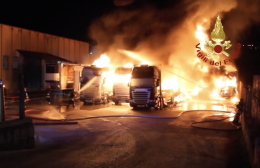 Avellino, maxi-incendio in un deposito di camion
