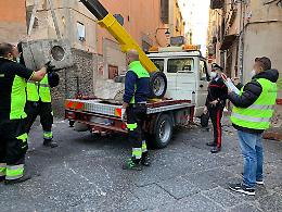 Quartieri Spagnoli, sosta selvaggia: rimossi blocchi di cemento e catene