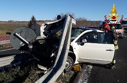 Auto contro il guardrail, un morto e due feriti