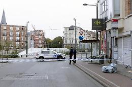 Attentato a Bruxelles, morto il killer: è caccia ai complici