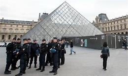 Strage di Parigi: 5 arresti in Germania, poi rilasciati. Video Isis con il Colosseo