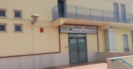 In attesa del tampone danneggia ambulanza e minaccia carabinieri