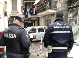 Porta Capuana, rimossi paletti abusivi e veicoli abbandonati