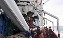 Traffico migranti tra Sicilia e Tunisia, scafisti pronti a gettarli in mare