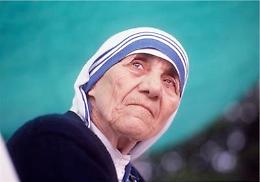 Il Papa dà via libera alla canonizzazione di Madre Teresa