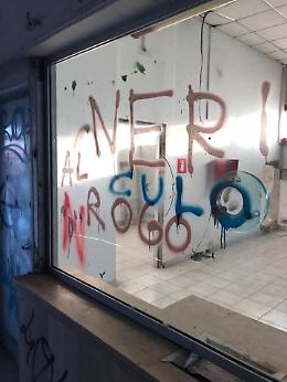Stazione Circum imbrattata con svastiche e scritte xenofobe