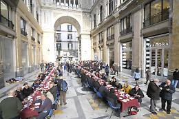 Pranzo di Natale per i senzatetto con il coro del San Carlo