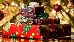 Nelle vie dello shopping è corsa al regalo