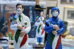 Nel presepe napoletano l'omaggio al tampone sospeso